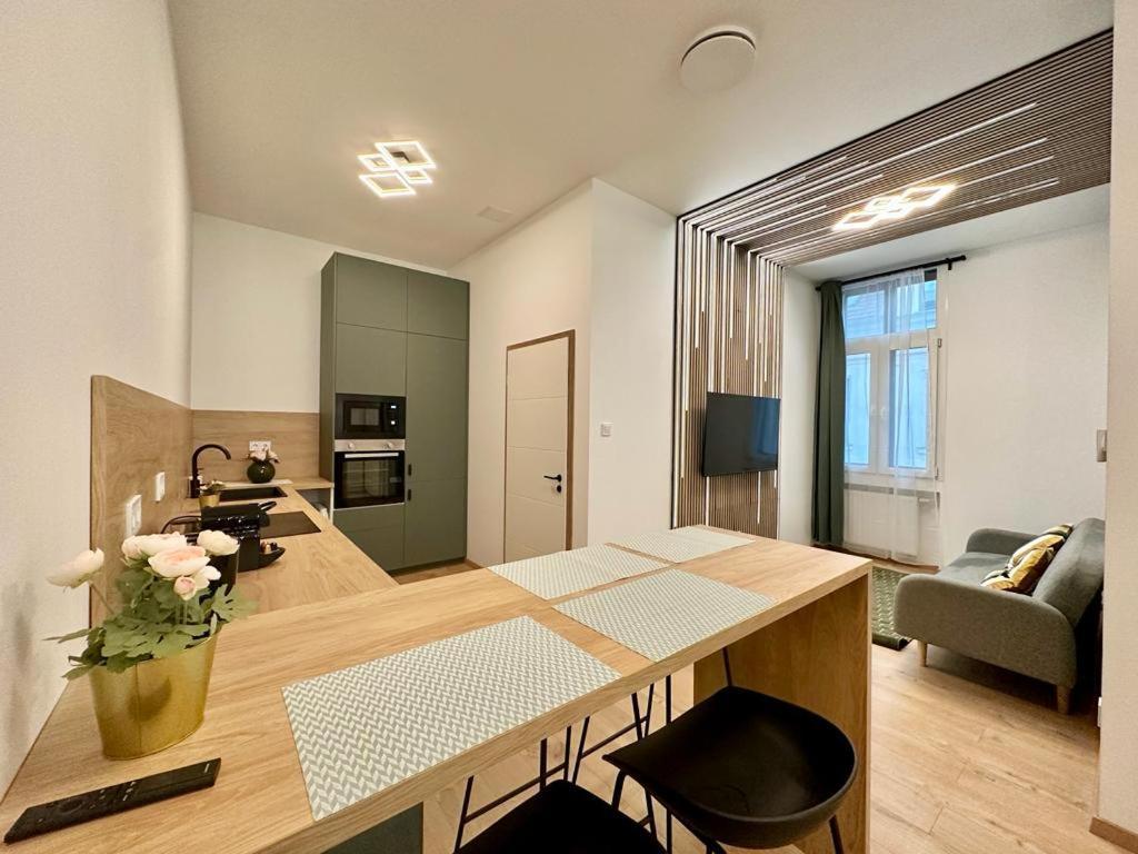Apartment At Gozsdu Courtyard #Partyzone #Downtown #Freeparking Budapeste Exterior foto